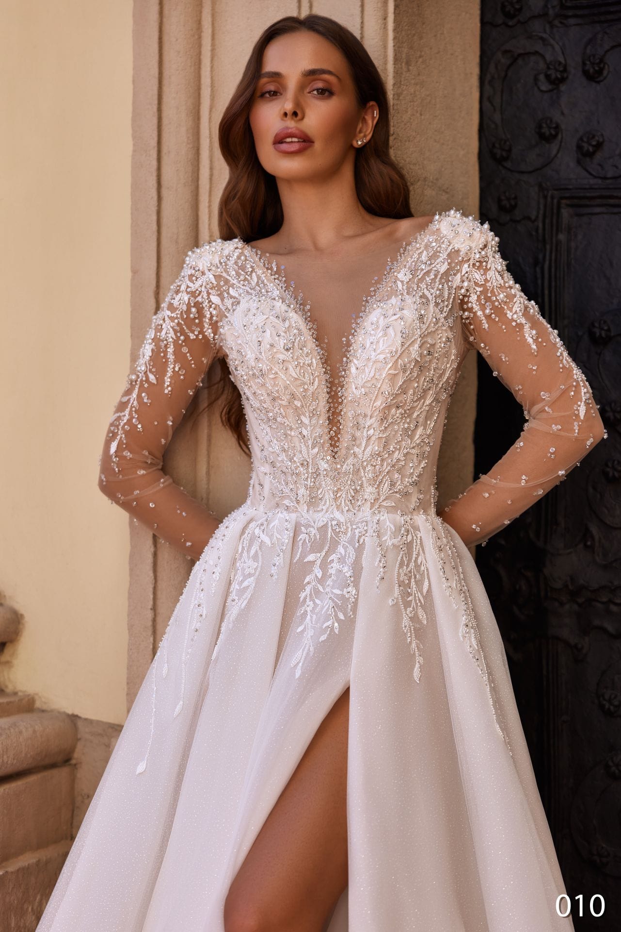 Rochie de mireasă A-line Bellara 2026-010 din voal, cu corset brodat, mâneci lungi și crăpătură