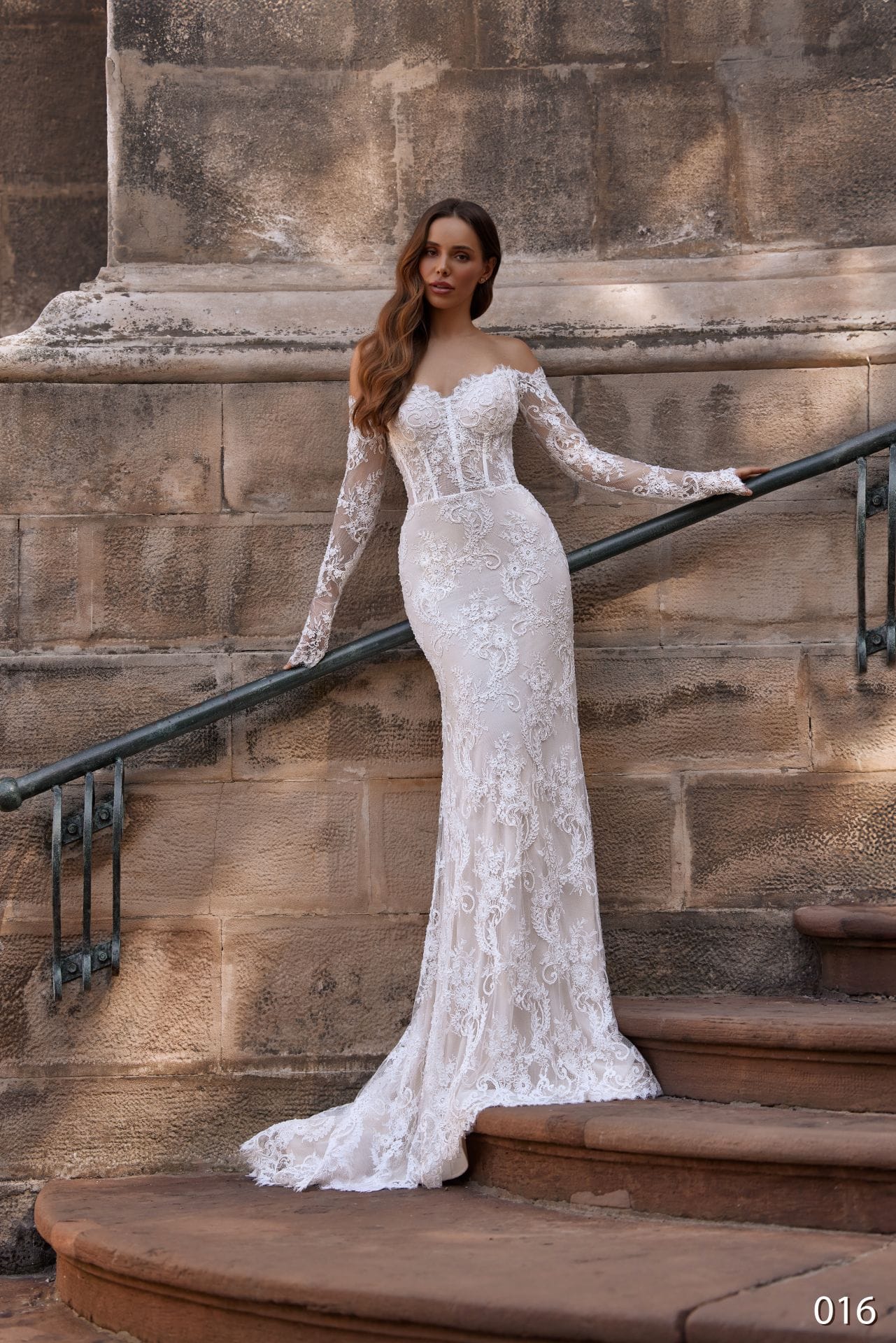 Rochie de mireasă sirenă Bellara 2026-16 din dantelă ivory, cu mâneci lungi și umeri descoperiți