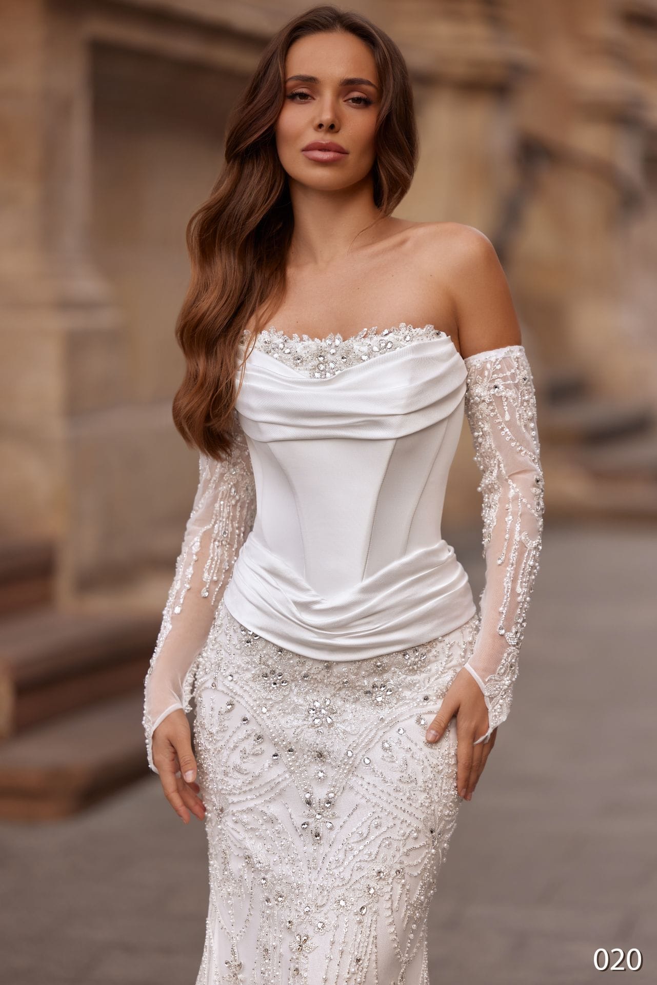 Rochie de mireasă sirenă Bellara 2026-20 brodată cu perle, cu suprafustă detașabilă din satin