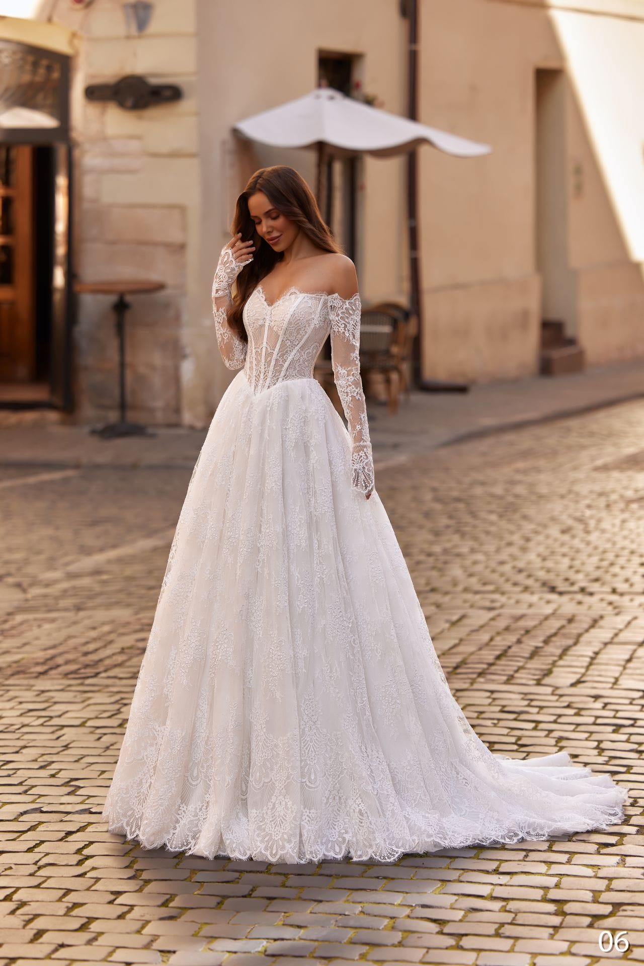 Rochie de mireasă princess Bellara 2026-06 din dantelă, cu mâneci lungi și umeri descoperiți