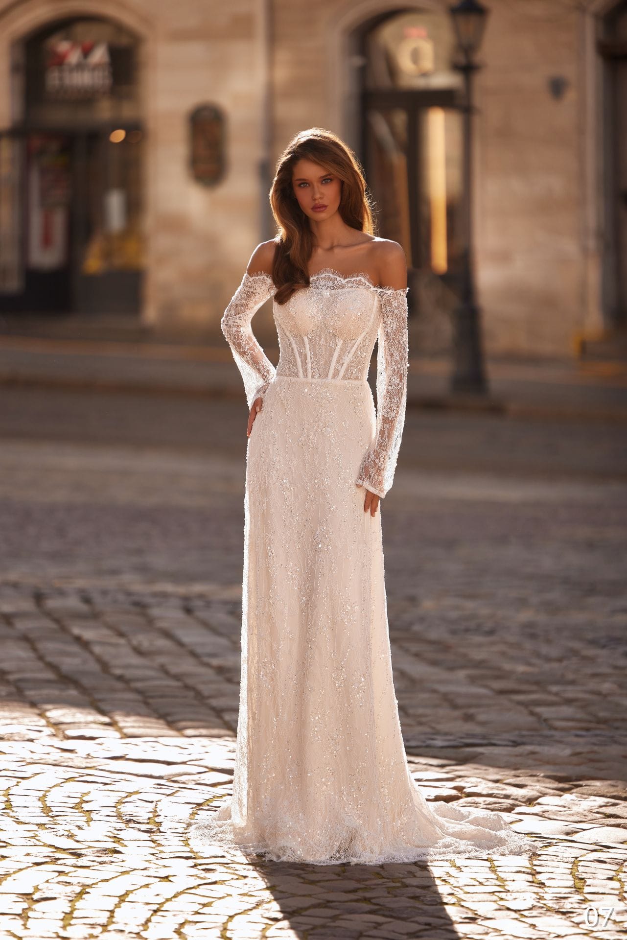 Rochie de mireasă dreaptă Bellara 2026-07 din dantelă ivory, cu mâneci lungi și umeri descoperiți