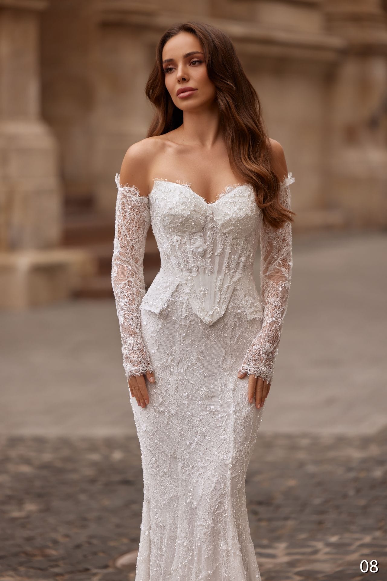 Bellara 2026-08 – rochie de mireasă sirenă din dantelă, cu mâneci lungi și peplum. Probează modelul la Salon Angelo, Arad.