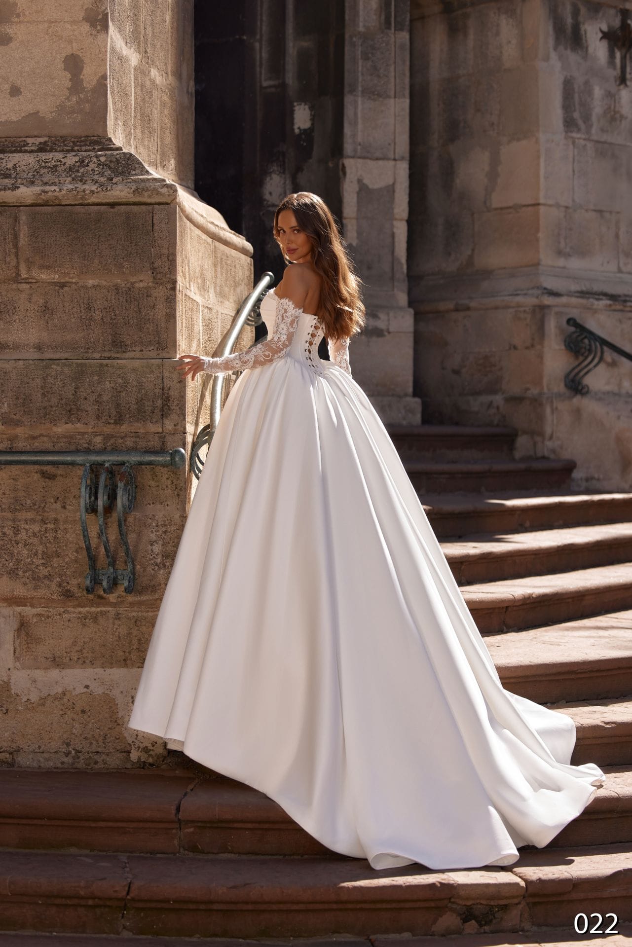 Rochie de mireasă princess Bellara 2026-022 din satin, cu corset din dantelă și mâneci lungi