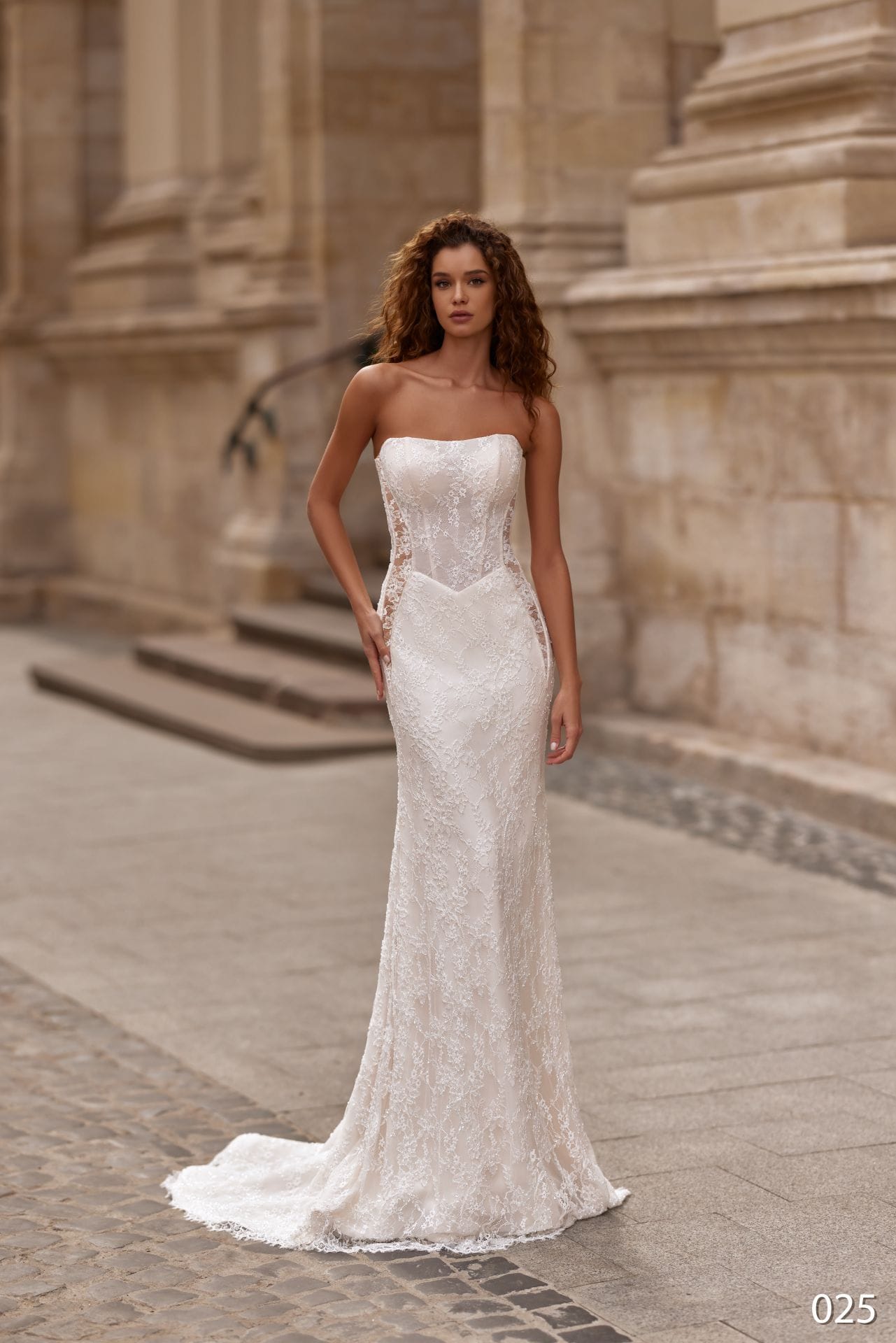 Rochie de mireasă sirenă Bellara 2026-25 din dantelă ivory, strapless