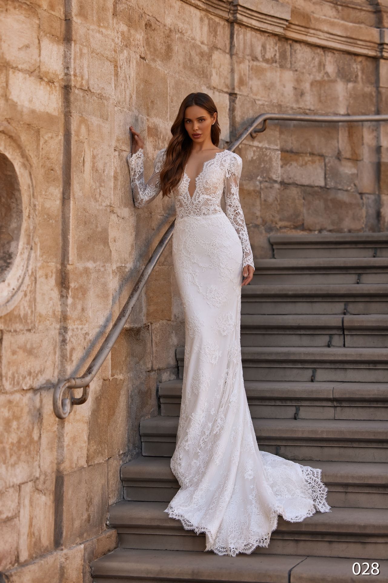 Rochie de mireasă sirenă Bellara 2026-28 din dantelă florală, cu mâneci lungi și decolteu în V