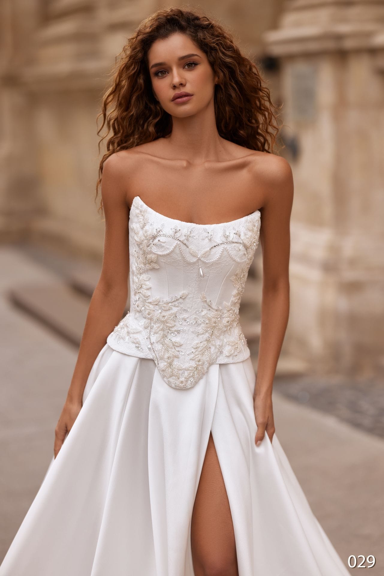 Rochie de mireasă A-line Bellara 2026-29 din satin, cu corset brodat și crăpătură pe picior
