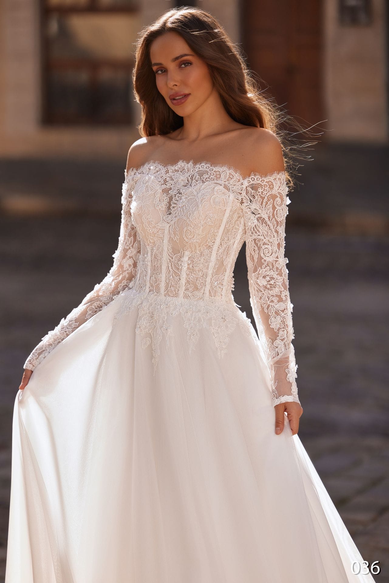 Rochie de mireasă princess Bellara 2026-36 din tull, cu corset din dantelă și mâneci lungi