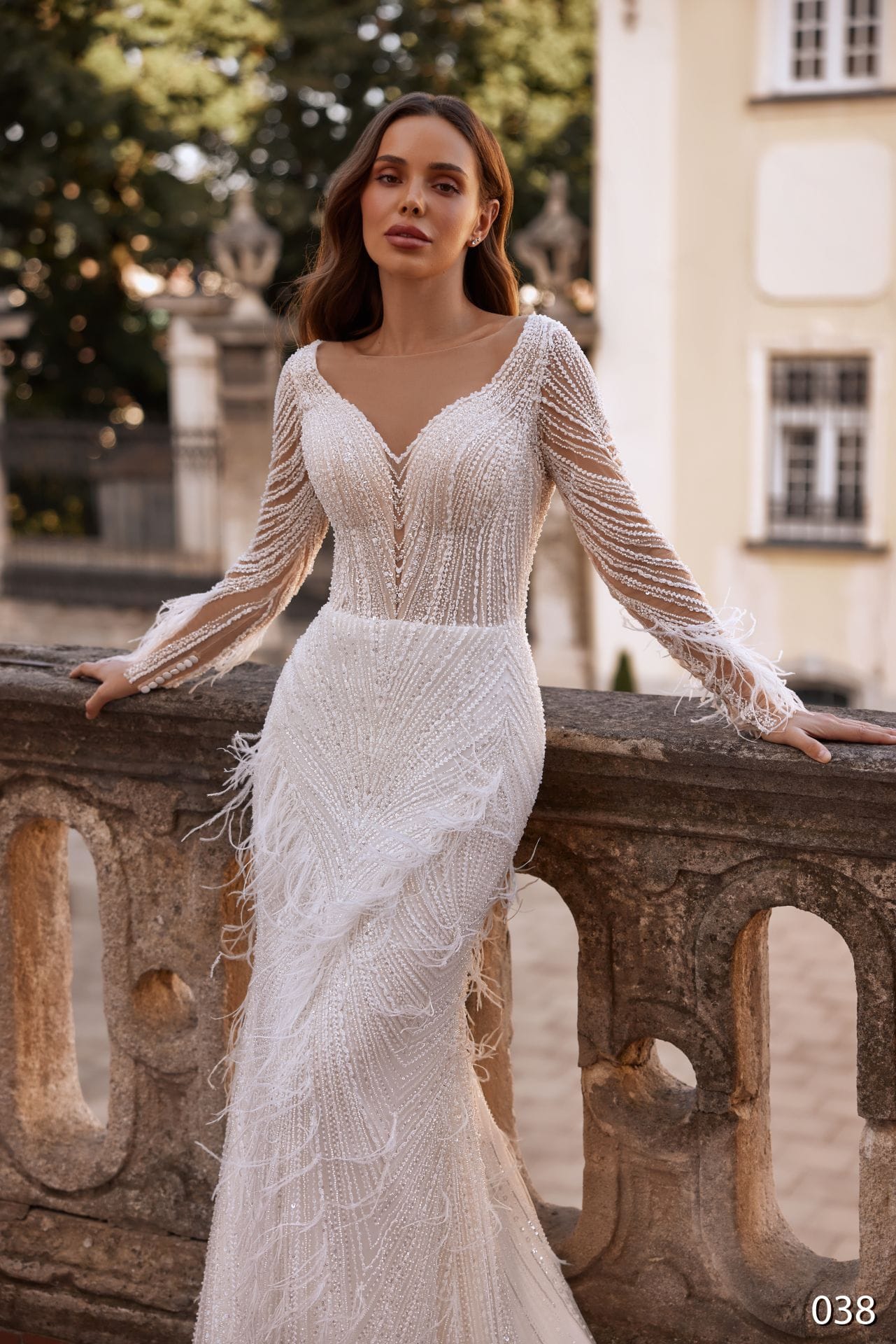 Rochie de mireasă sirenă Bellara 2026-38 brodată cu perle, cu mâneci lungi și pene