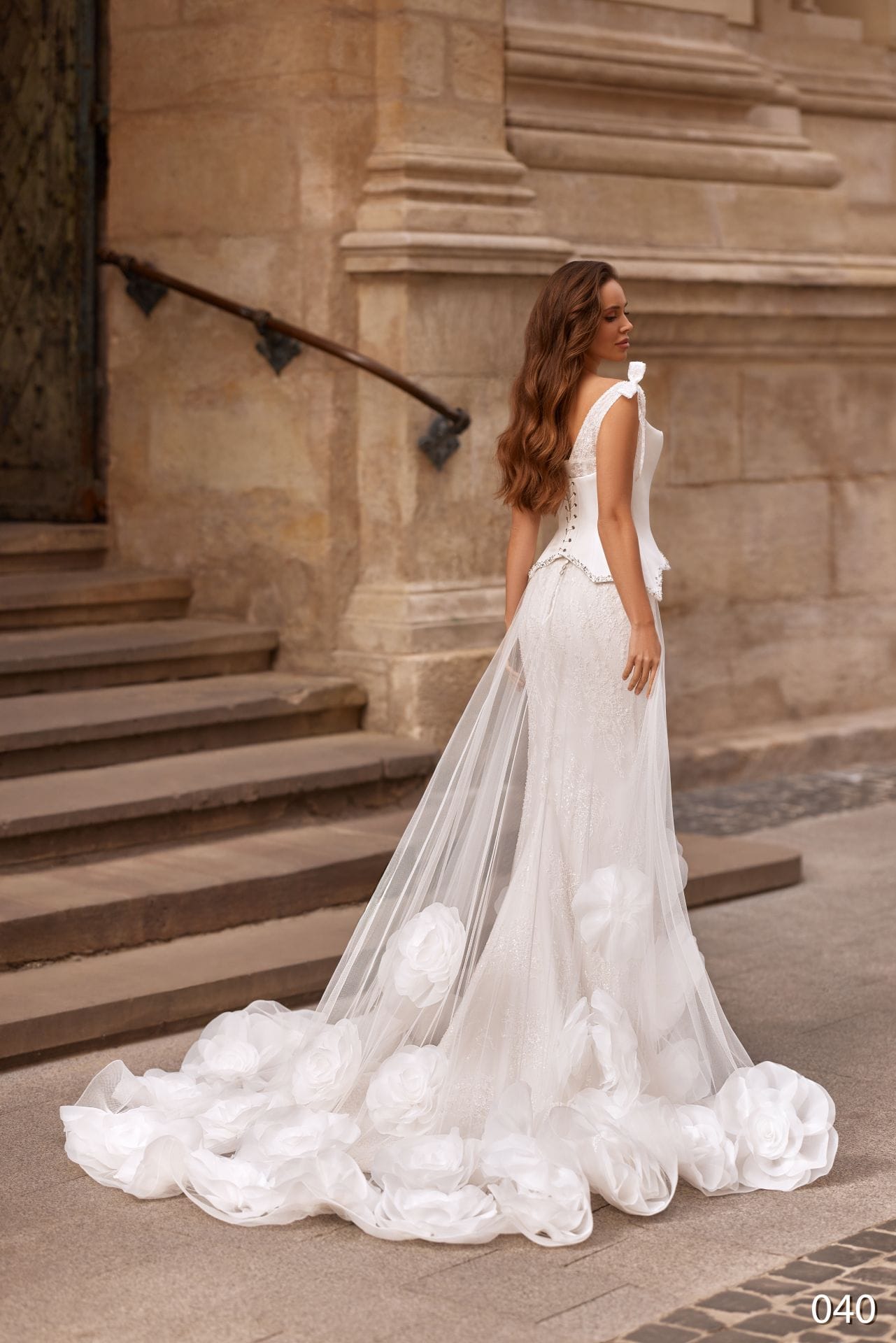 Rochie de mireasă sirenă Bellara 2026-40 cu trenă din flori 3D și spate decupat