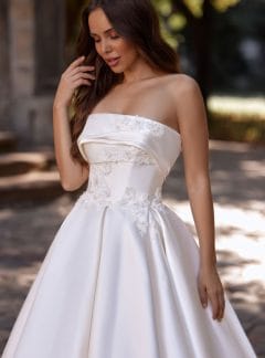 Rochie de mireasă princess Bellara 2026-43 din satin, cu corset strapless și broderii