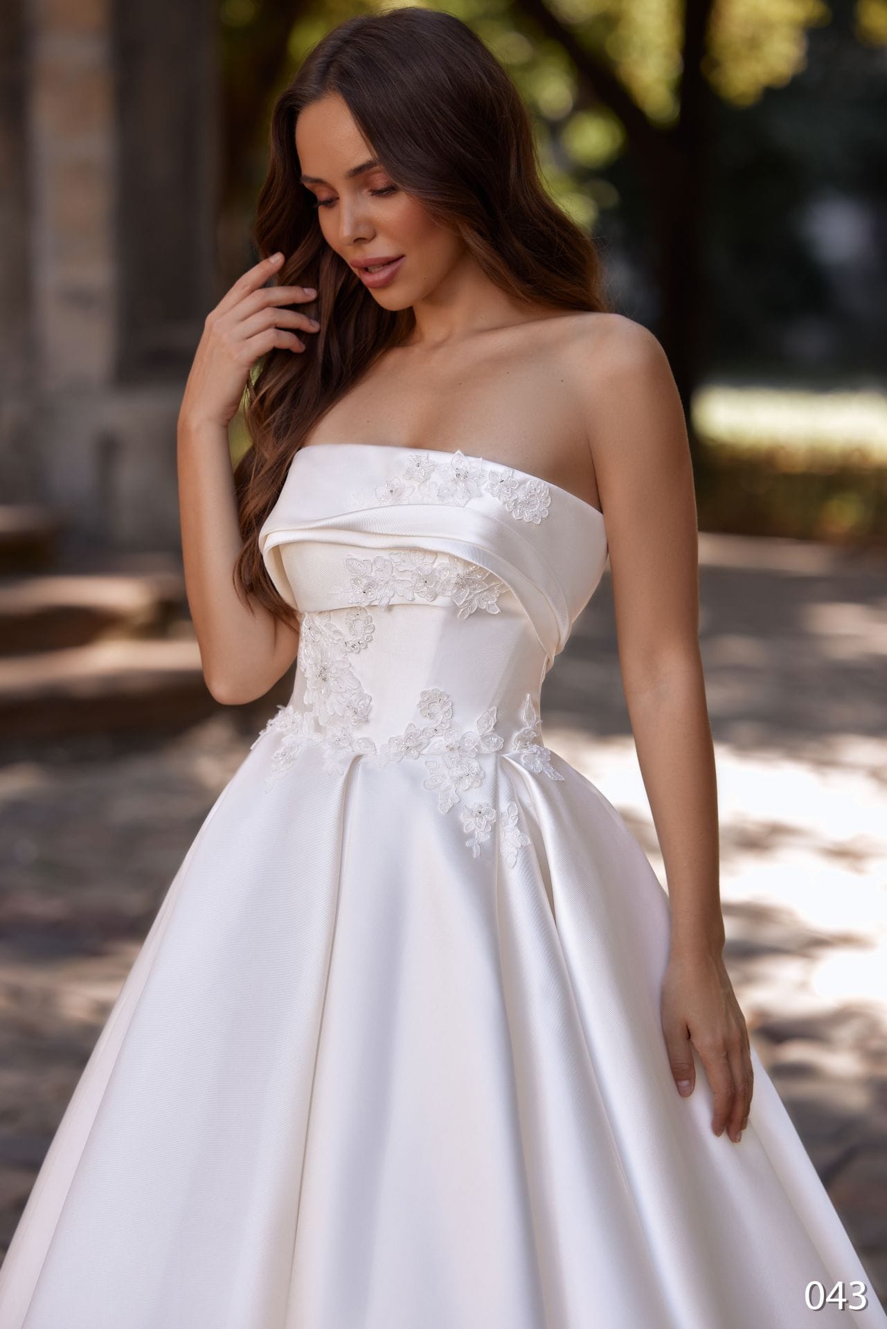 Rochie de mireasă princess Bellara 2026-43 din satin, cu corset strapless și broderii