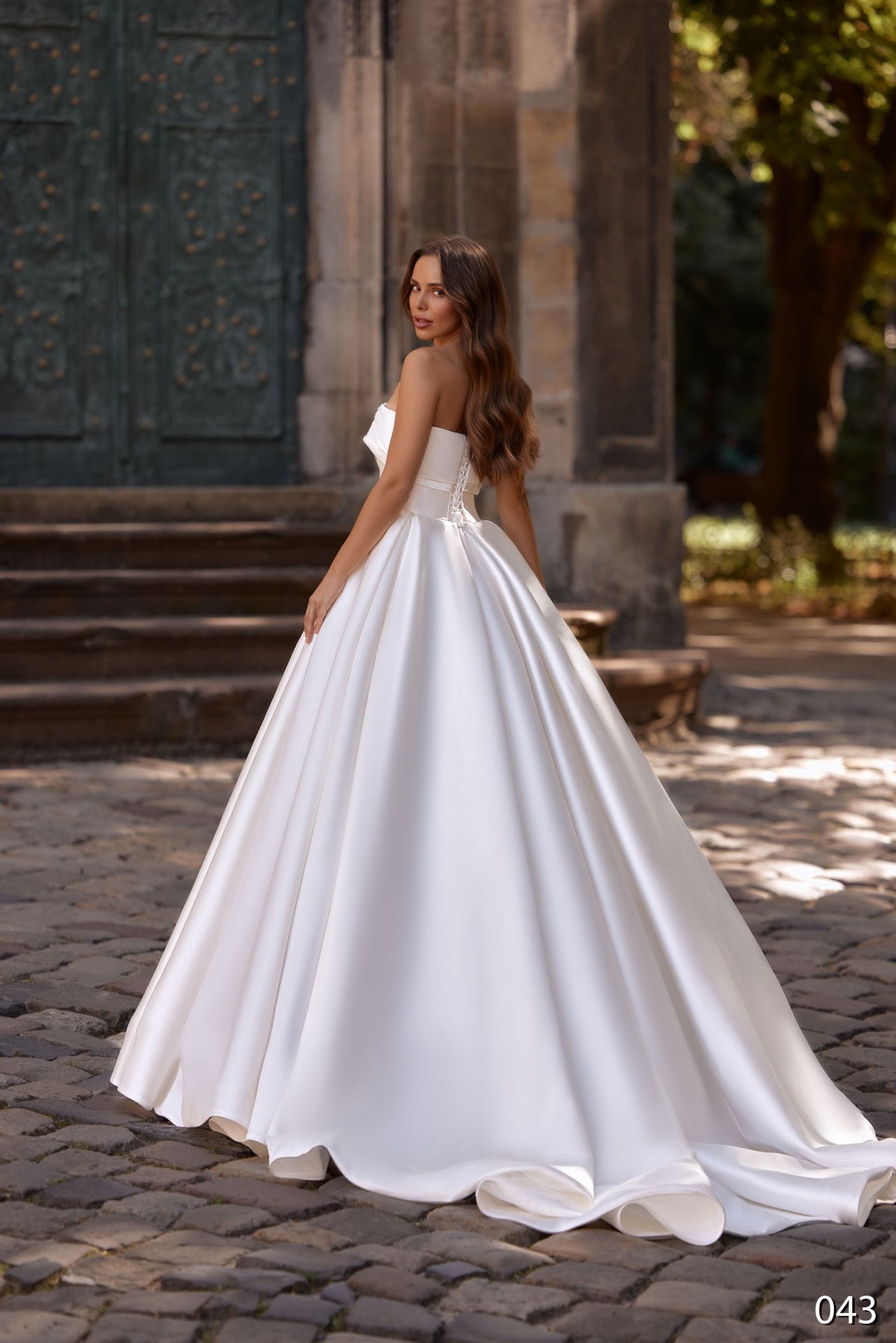 Rochie de mireasă din dantelă fină cu aplicații realizate manual