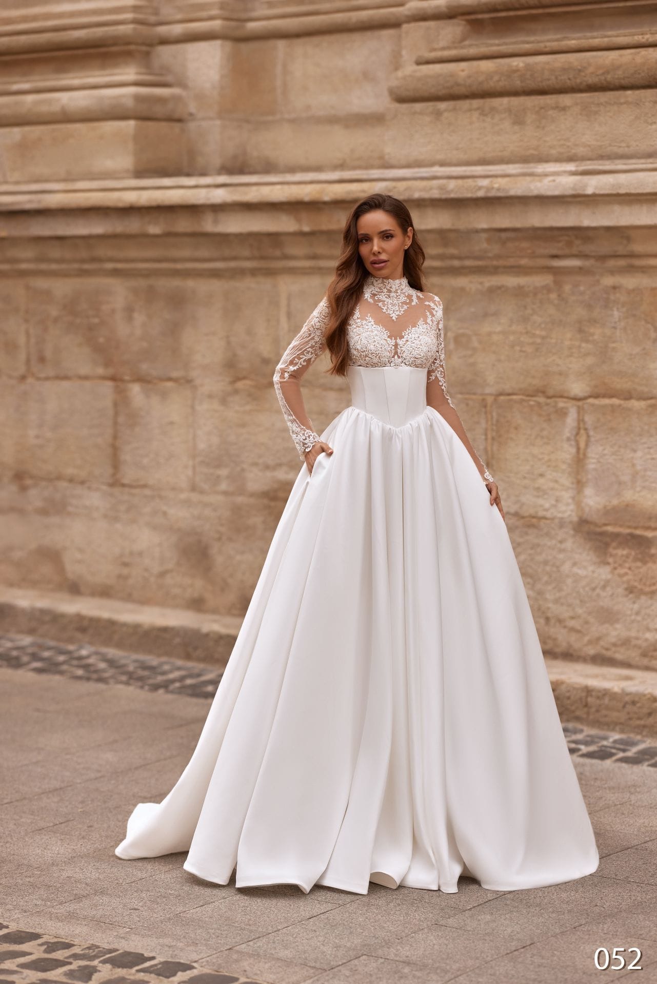 Rochie de mireasă princess Bellara 2026-52, cu corset din satin și mâneci din dantelă