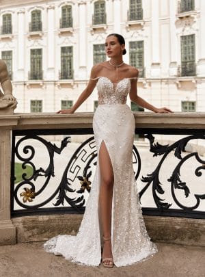 Mireasă purtând o rochie din colecția Salon Angelo Arad