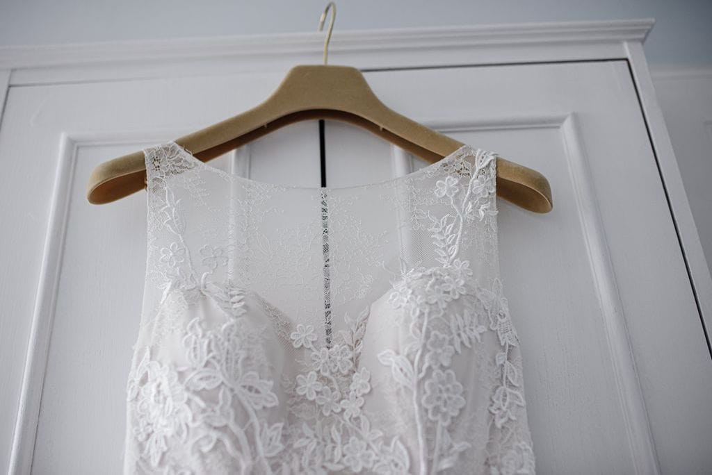 Rochie de mireasă cu dantelă 3D și aplicații florale, 2026