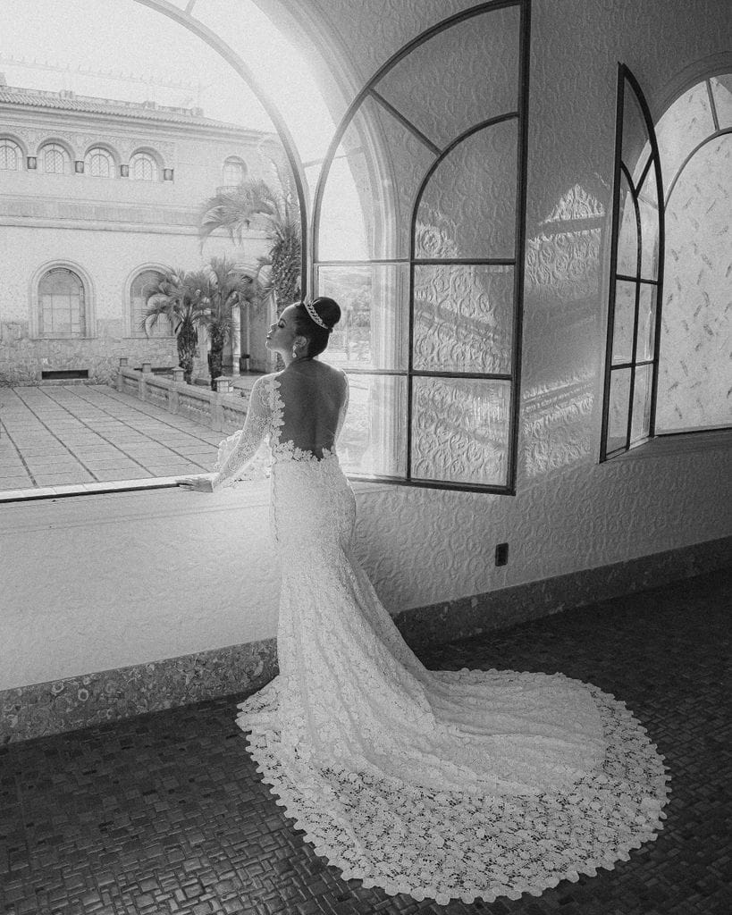 Rochie de mireasă cu trenă lungă și spate decupat elegant