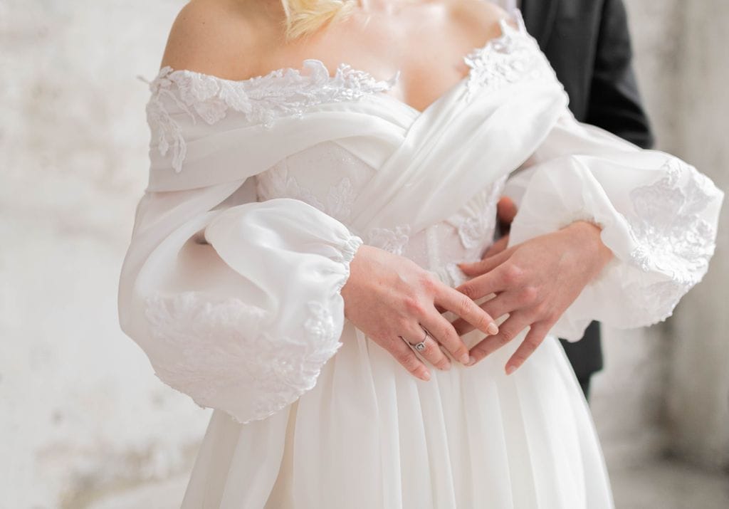 Rochie de mireasă minimalistă din satin, colecția 2026