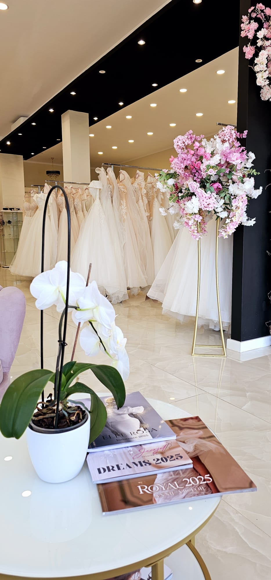 Interiorul salonului de rochii de mireasă Salon Angelo din Arad
