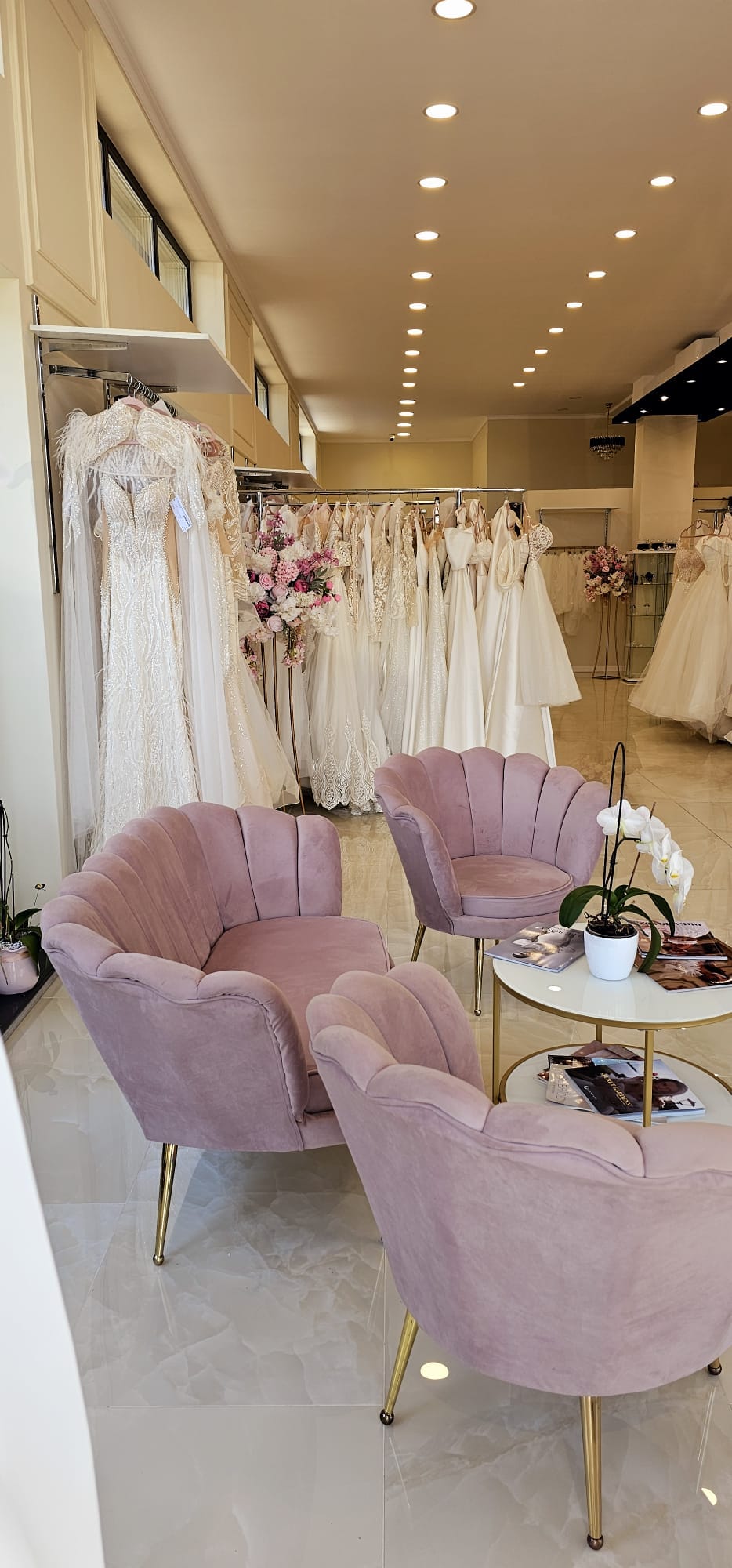 Mireasă purtând o rochie din colecția Salon Angelo
